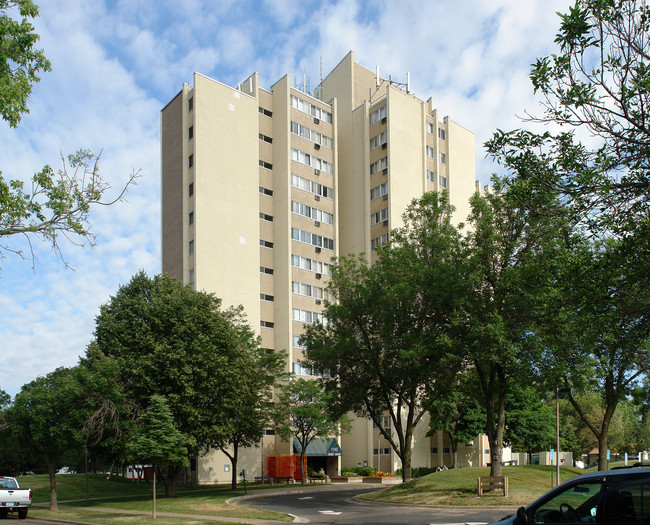 Iowa Hi-Rise in St. Paul, MN - Building Photo - Building Photo