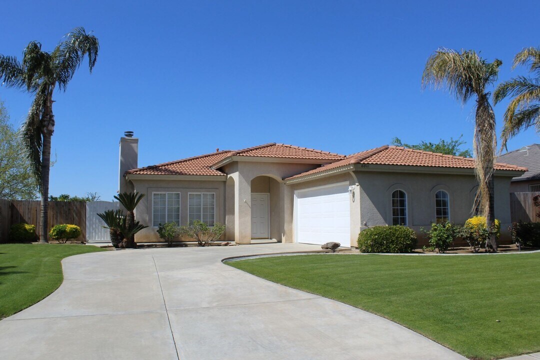 6011 Shangri-La Ln in Bakersfield, CA - Foto de edificio