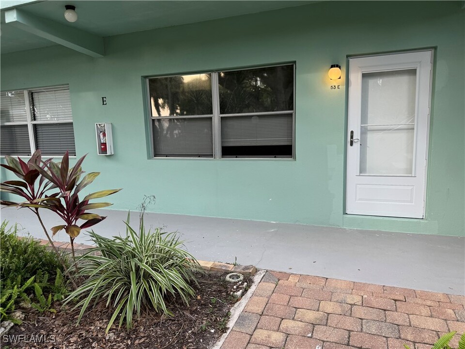 3225 E Riverside Dr in Ft. Myers, FL - Building Photo