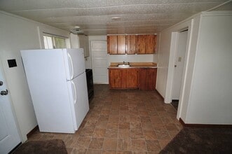 1230 S Water St in Silverton, OR - Foto de edificio - Building Photo