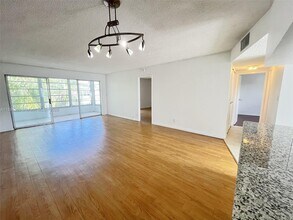 8330 Sands Point Blvd in Tamarac, FL - Building Photo - Building Photo