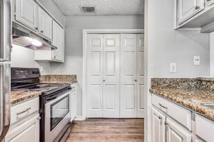 Oakhampton Place in San Antonio, TX - Building Photo