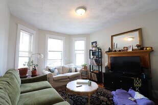 39 Foster St, Unit 1 in Boston, MA - Building Photo
