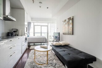 13 York St in Toronto, ON - Building Photo - Building Photo
