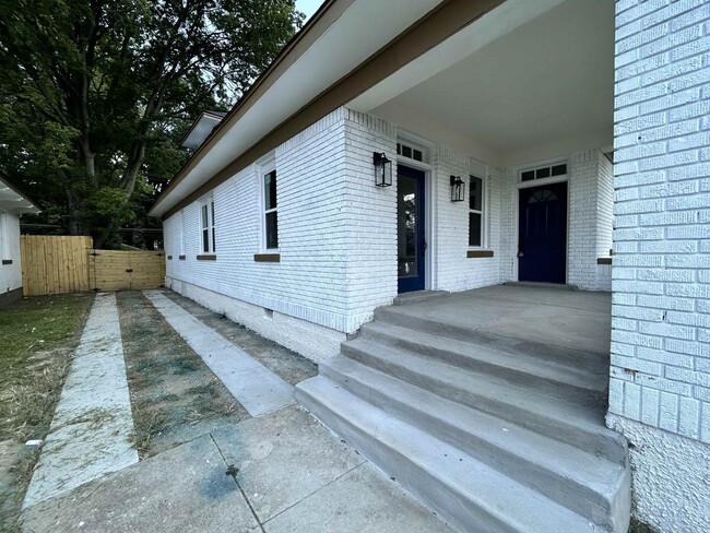 1074 Forest Ave in Memphis, TN - Building Photo - Building Photo