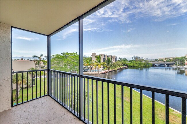 7 Royal Palm Way in Boca Raton, FL - Building Photo - Building Photo