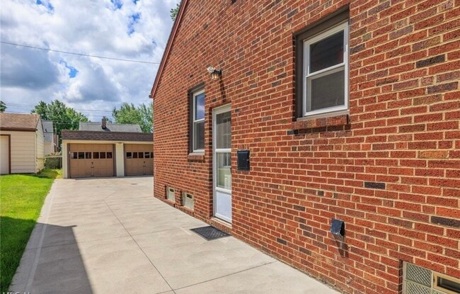 7615 Ivandale Dr in Parma, OH - Building Photo - Building Photo