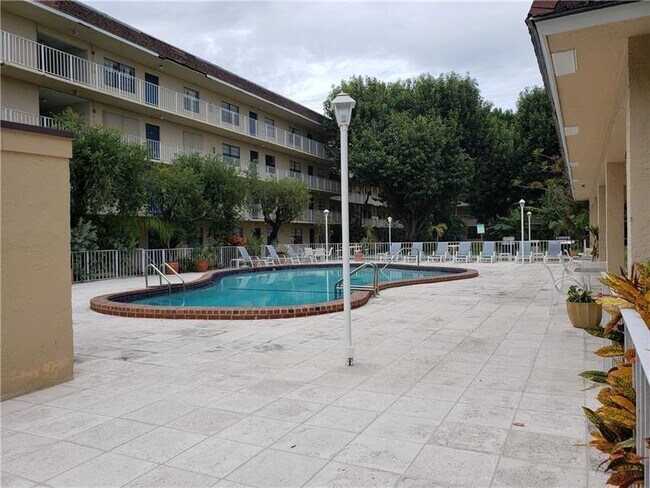500 NE 2nd St, Unit 326 in Dania Beach, FL - Building Photo - Building Photo