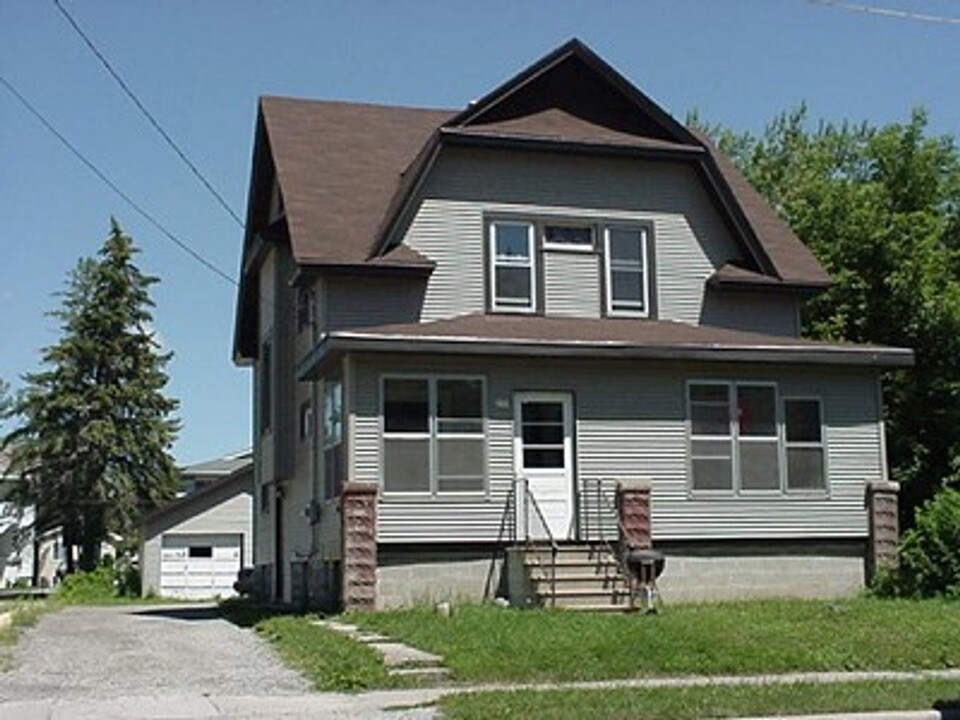 824 Scott Ave in Oshkosh, WI - Building Photo