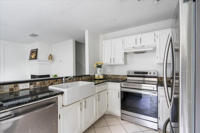 2379 Briarwest Blvd in Houston, TX - Foto de edificio - Building Photo