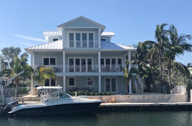 128 Leoni Dr in Islamorada, FL - Foto de edificio - Building Photo