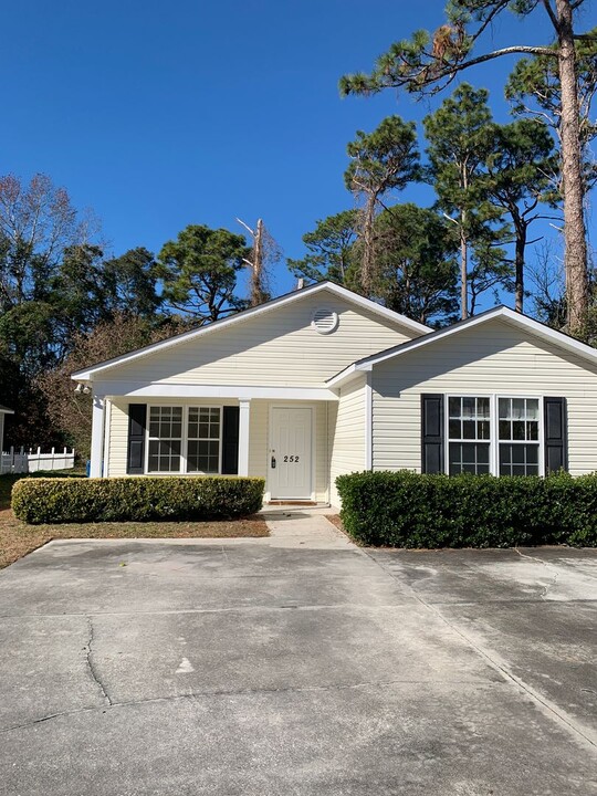 252 Victory Gardens Dr in Wilmington, NC - Building Photo