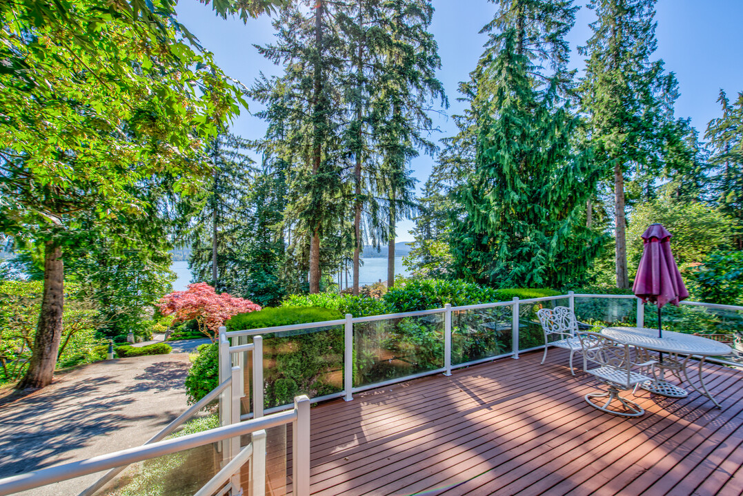 2243 W Lake Sammamish Pkwy SE in Bellevue, WA - Building Photo