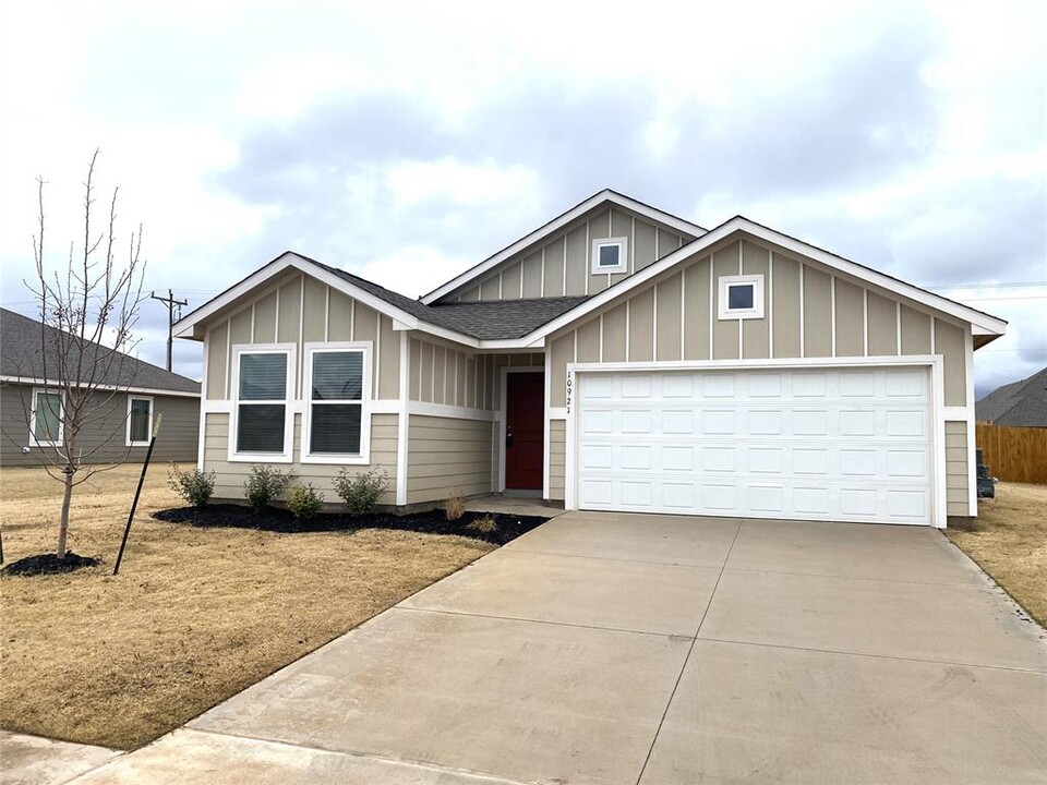 10921 SW 22nd St in Yukon, OK - Building Photo