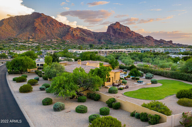 6570 N Lost Dutchman Rd in Paradise Valley, AZ - Foto de edificio - Building Photo