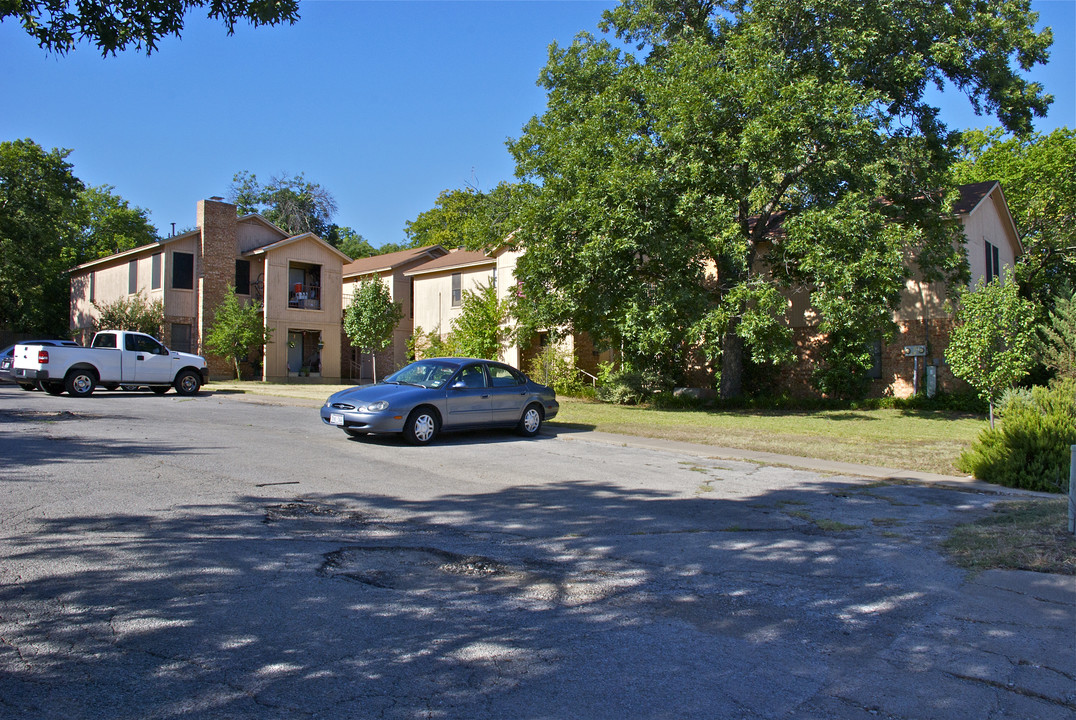 English Oak Apartments in Weatherford, TX - Building Photo