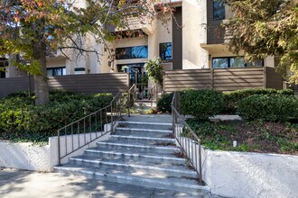 Topanga Townhomes in Chatsworth, CA - Foto de edificio - Building Photo