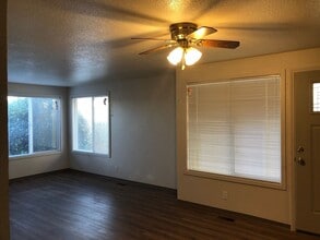 2759 W Lorraine Ave in Roseburg, OR - Building Photo - Building Photo