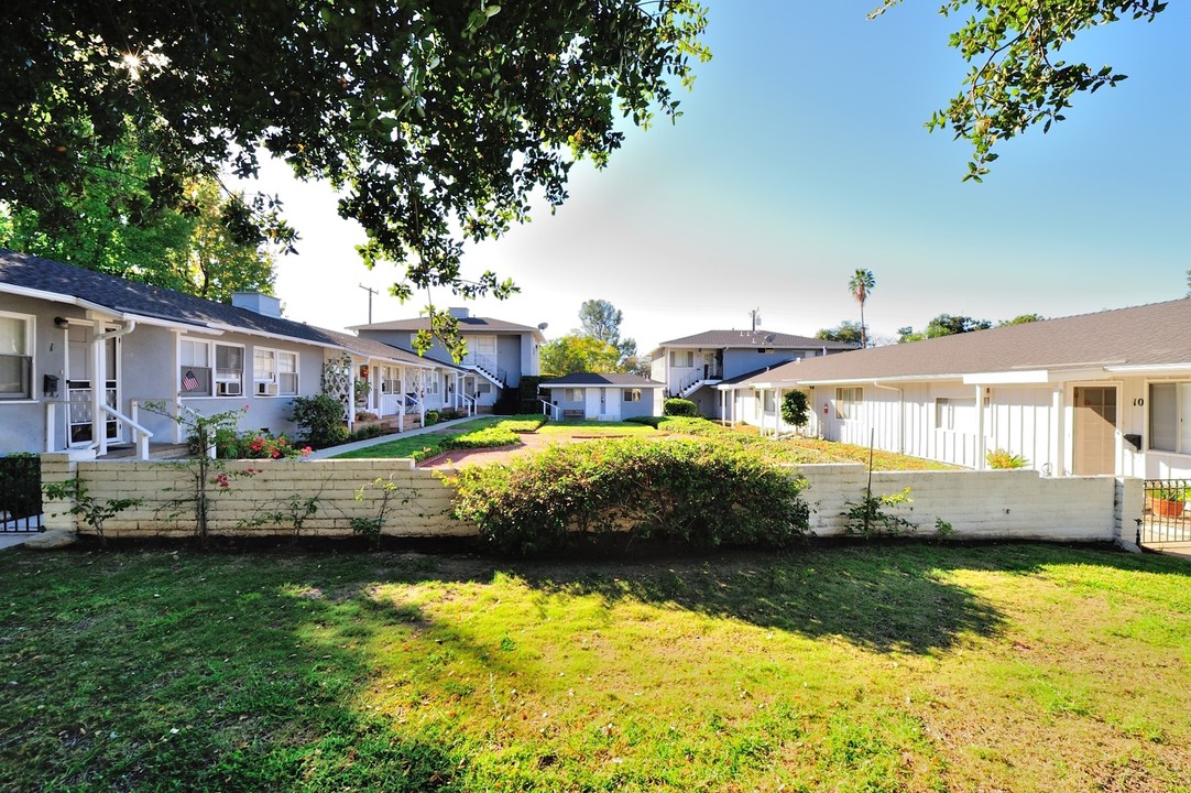 232 E Foothill Blvd in Glendora, CA - Building Photo