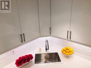 2185 Marine Dr in Oakville, ON - Building Photo - Building Photo