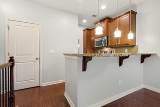215 Semel Dr in Atlanta, GA - Foto de edificio - Building Photo