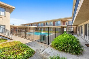 7414 Mesa College Dr in San Diego, CA - Building Photo