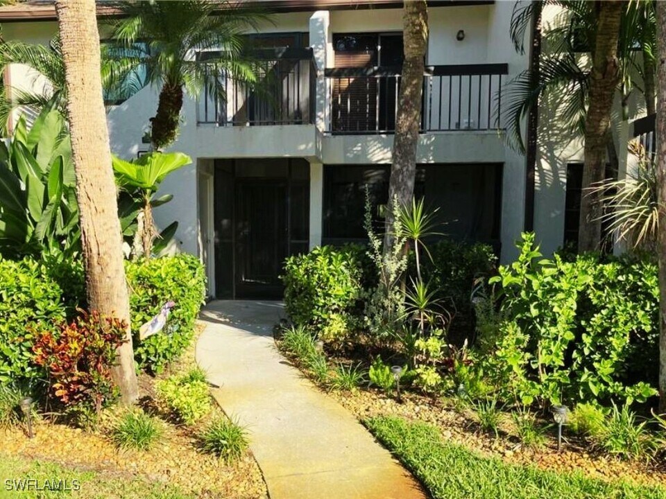 1826 Kings Lake Blvd in Naples, FL - Building Photo