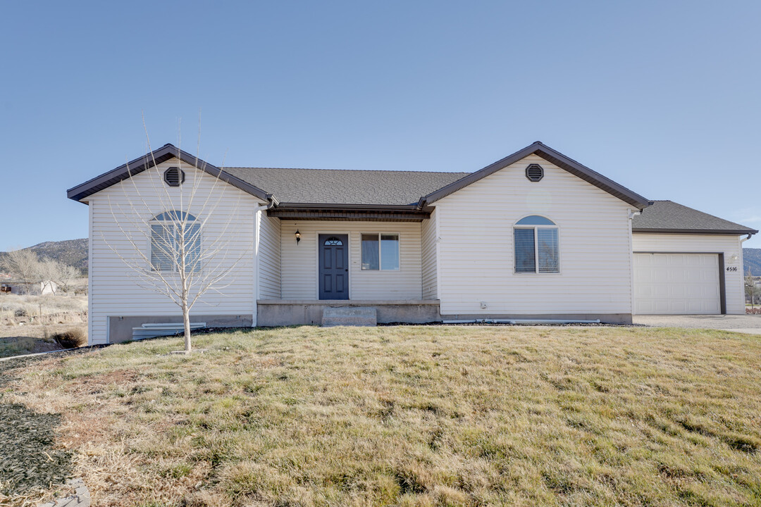 4516 N Pioneer Dr in Enoch, UT - Building Photo