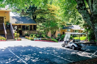 The Bluffs at Mountain Park in Lake Oswego, OR - Building Photo - Building Photo