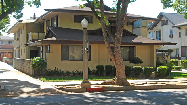 240 Oakland Ave in Pasadena, CA - Foto de edificio - Building Photo