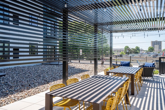 Oaks Pentagon Village in Edina, MN - Building Photo - Building Photo