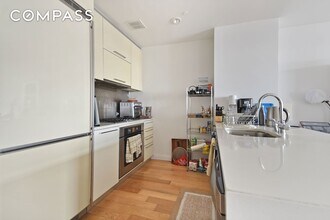 11-2 49th Ave, Unit PH2L in Queens, NY - Foto de edificio - Building Photo