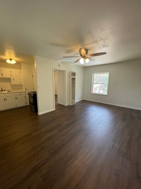 720 1/2 N Main st Apt A, Unit B in Sand Springs, OK - Building Photo