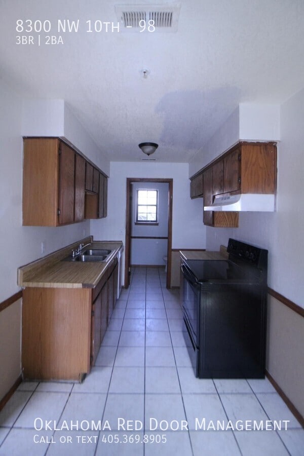 8300 NW 10th St in Oklahoma City, OK - Building Photo - Building Photo