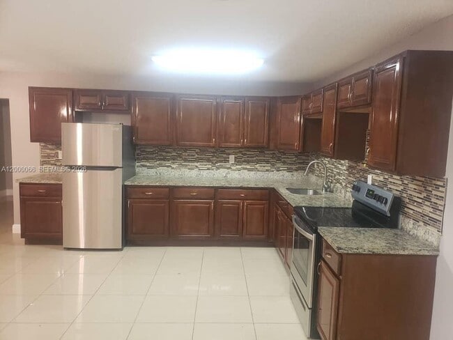 6621 NW 30th St in Sunrise, FL - Building Photo - Building Photo