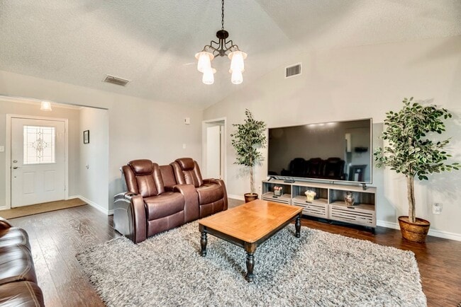 425 Country View Ln in Garland, TX - Building Photo - Building Photo