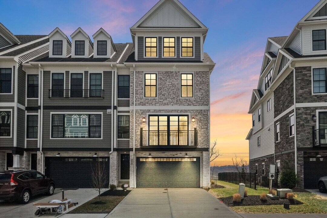3010 Greeneview Ln in Seven Fields, PA - Building Photo