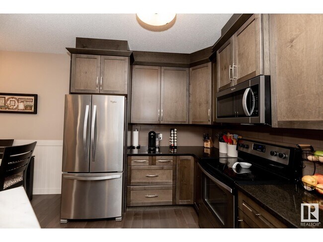 2207-2207 44 Ave NW in Edmonton, AB - Building Photo - Building Photo