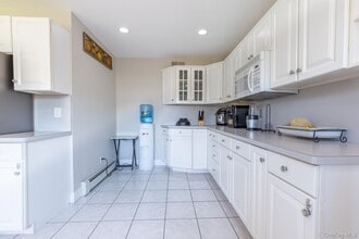 977 Woodcliff Dr in Franklin Square, NY - Building Photo - Building Photo