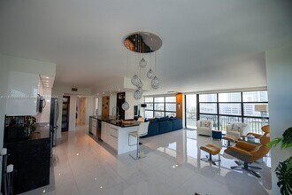 600 Parkview Dr in Hallandale Beach, FL - Building Photo - Building Photo