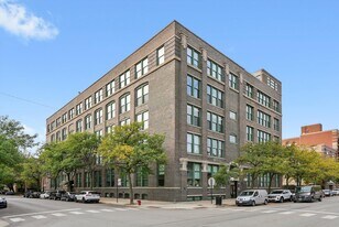 1327 W Washington Blvd in Chicago, IL - Building Photo