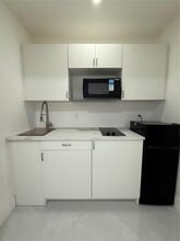1310 NW 41st St, Unit Efficiency in Oakland Park, FL - Foto de edificio - Building Photo