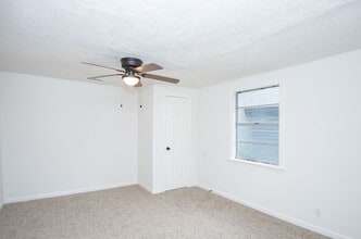 2425 Fayle St in Baytown, TX - Foto de edificio - Building Photo