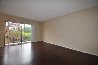 12241 Burbank Blvd, Unit 202 in Los Angeles, CA - Building Photo - Building Photo