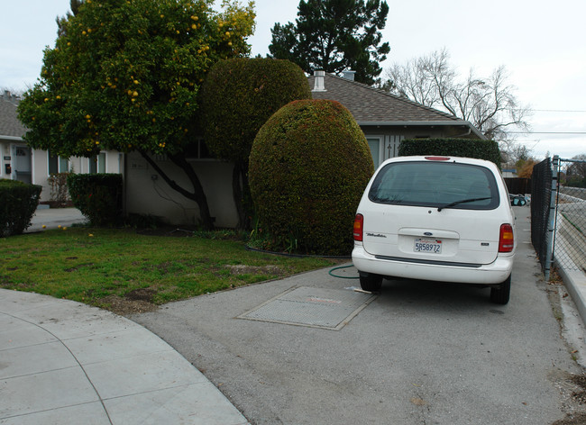 2901 Alma St in Palo Alto, CA - Building Photo - Building Photo