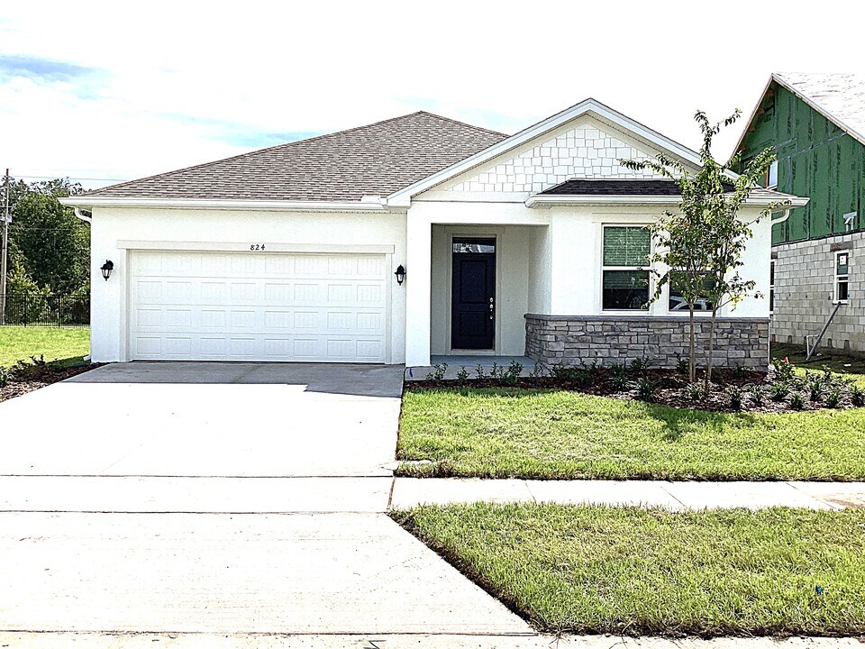 824 Heavenly Dr in St. Cloud, FL - Building Photo