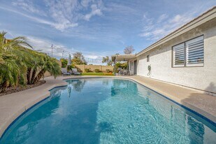 413 E Harwell Rd in Gilbert, AZ - Building Photo