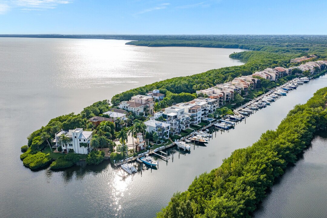 6204 Paradise Point Dr in Palmetto Bay, FL - Foto de edificio