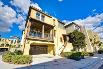 8332 Ridge Ct in San Diego, CA - Foto de edificio - Building Photo