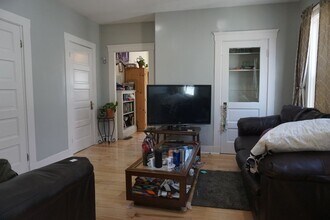 14 Orange St, Unit 1 in Waltham, MA - Building Photo - Building Photo